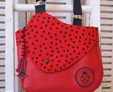 Nähanleitung und Schnittmuster gestaltet als PDF-E-Book von shesmile für eine Handtasche und Umhängetasche Carla in zwei Größen. Carla ist deine Mädchen- und Damenhandtasche mit der geschwungenen Klappe. Carla hat ein großes Hauptfach und unter der K