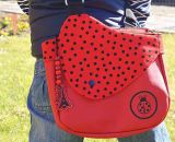 Nähanleitung und Schnittmuster gestaltet als PDF-E-Book von shesmile für eine Handtasche und Umhängetasche Carla in zwei Größen. Carla ist deine Mädchen- und Damenhandtasche mit der geschwungenen Klappe. Carla hat ein großes Hauptfach und unter der K