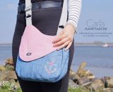 Nähanleitung und Schnittmuster gestaltet als PDF-E-Book von shesmile für eine Handtasche und Umhängetasche Carla in zwei Größen. Carla ist deine Mädchen- und Damenhandtasche mit der geschwungenen Klappe. Carla hat ein großes Hauptfach und unter der K