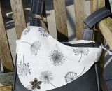 Nähanleitung und Schnittmuster gestaltet als PDF-E-Book von shesmile für eine Handtasche und Umhängetasche Carla in zwei Größen. Carla ist deine Mädchen- und Damenhandtasche mit der geschwungenen Klappe. Carla hat ein großes Hauptfach und unter der K