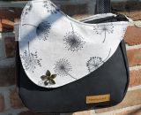 Nähanleitung und Schnittmuster gestaltet als PDF-E-Book von shesmile für eine Handtasche und Umhängetasche Carla in zwei Größen. Carla ist deine Mädchen- und Damenhandtasche mit der geschwungenen Klappe. Carla hat ein großes Hauptfach und unter der K