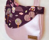 Nähanleitung und Schnittmuster gestaltet als PDF-E-Book von shesmile für eine Handtasche und Umhängetasche Carla in zwei Größen. Carla ist deine Mädchen- und Damenhandtasche mit der geschwungenen Klappe. Carla hat ein großes Hauptfach und unter der K