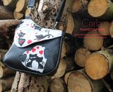 Nähanleitung und Schnittmuster gestaltet als PDF-E-Book von shesmile für eine Handtasche und Umhängetasche Carla in zwei Größen. Carla ist deine Mädchen- und Damenhandtasche mit der geschwungenen Klappe. Carla hat ein großes Hauptfach und unter der K