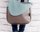 Nähanleitung und Schnittmuster gestaltet als PDF-E-Book von shesmile für eine Handtasche und Umhängetasche Carla in zwei Größen. Carla ist deine Mädchen- und Damenhandtasche mit der geschwungenen Klappe. Carla hat ein großes Hauptfach und unter der K