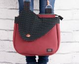 Nähanleitung und Schnittmuster gestaltet als PDF-E-Book von shesmile für eine Handtasche und Umhängetasche Carla in zwei Größen. Carla ist deine Mädchen- und Damenhandtasche mit der geschwungenen Klappe. Carla hat ein großes Hauptfach und unter der K