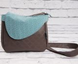 Nähanleitung und Schnittmuster gestaltet als PDF-E-Book von shesmile für eine Handtasche und Umhängetasche Carla in zwei Größen. Carla ist deine Mädchen- und Damenhandtasche mit der geschwungenen Klappe. Carla hat ein großes Hauptfach und unter der K