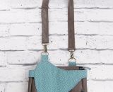 Nähanleitung und Schnittmuster gestaltet als PDF-E-Book von shesmile für eine Handtasche und Umhängetasche Carla in zwei Größen. Carla ist deine Mädchen- und Damenhandtasche mit der geschwungenen Klappe. Carla hat ein großes Hauptfach und unter der K