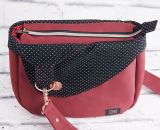 Nähanleitung und Schnittmuster gestaltet als PDF-E-Book von shesmile für eine Handtasche und Umhängetasche Carla in zwei Größen. Carla ist deine Mädchen- und Damenhandtasche mit der geschwungenen Klappe. Carla hat ein großes Hauptfach und unter der K