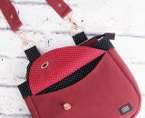 Nähanleitung und Schnittmuster gestaltet als PDF-E-Book von shesmile für eine Handtasche und Umhängetasche Carla in zwei Größen. Carla ist deine Mädchen- und Damenhandtasche mit der geschwungenen Klappe. Carla hat ein großes Hauptfach und unter der K