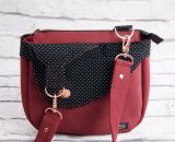 Nähanleitung und Schnittmuster gestaltet als PDF-E-Book von shesmile für eine Handtasche und Umhängetasche Carla in zwei Größen. Carla ist deine Mädchen- und Damenhandtasche mit der geschwungenen Klappe. Carla hat ein großes Hauptfach und unter der K