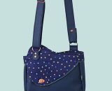 Nähanleitung und Schnittmuster gestaltet als PDF-E-Book von shesmile für eine Handtasche bzw. Umhängetasche Carla in zwei Größen. Carla ist deine Mädchen- und Damenhandtasche mit der geschwungenen Klappe. Carla hat ein großes Hauptfach und unter der 