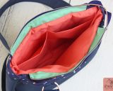 Nähanleitung und Schnittmuster gestaltet als PDF-E-Book von shesmile für eine Handtasche bzw. Umhängetasche Carla in zwei Größen. Carla ist deine Mädchen- und Damenhandtasche mit der geschwungenen Klappe. Carla hat ein großes Hauptfach und unter der 