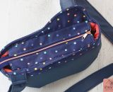 Nähanleitung und Schnittmuster gestaltet als PDF-E-Book von shesmile für eine Handtasche bzw. Umhängetasche Carla in zwei Größen. Carla ist deine Mädchen- und Damenhandtasche mit der geschwungenen Klappe. Carla hat ein großes Hauptfach und unter der 