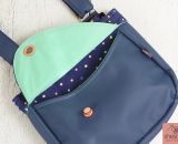 Nähanleitung und Schnittmuster gestaltet als PDF-E-Book von shesmile für eine Handtasche bzw. Umhängetasche Carla in zwei Größen. Carla ist deine Mädchen- und Damenhandtasche mit der geschwungenen Klappe. Carla hat ein großes Hauptfach und unter der 