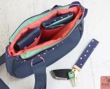Nähanleitung und Schnittmuster gestaltet als PDF-E-Book von shesmile für eine Handtasche bzw. Umhängetasche Carla in zwei Größen. Carla ist deine Mädchen- und Damenhandtasche mit der geschwungenen Klappe. Carla hat ein großes Hauptfach und unter der 