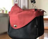 Nähanleitung und Schnittmuster gestaltet als PDF-E-Book von shesmile für eine Handtasche und Umhängetasche Carla in zwei Größen. Carla ist deine Mädchen- und Damenhandtasche mit der geschwungenen Klappe. Carla hat ein großes Hauptfach und unter der K