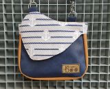 Nähanleitung und Schnittmuster gestaltet als PDF-E-Book von shesmile für eine Handtasche und Umhängetasche Carla in zwei Größen. Carla ist deine Mädchen- und Damenhandtasche mit der geschwungenen Klappe. Carla hat ein großes Hauptfach und unter der K