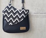 Nähanleitung und Schnittmuster gestaltet als PDF-E-Book von shesmile für eine Handtasche und Umhängetasche Carla in zwei Größen. Carla ist deine Mädchen- und Damenhandtasche mit der geschwungenen Klappe. Carla hat ein großes Hauptfach und unter der K