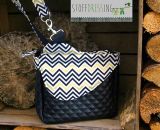Nähanleitung und Schnittmuster gestaltet als PDF-E-Book von shesmile für eine Handtasche und Umhängetasche Carla in zwei Größen. Carla ist deine Mädchen- und Damenhandtasche mit der geschwungenen Klappe. Carla hat ein großes Hauptfach und unter der K