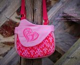Nähanleitung und Schnittmuster gestaltet als PDF-E-Book von shesmile für eine Handtasche und Umhängetasche Carla in zwei Größen. Carla ist deine Mädchen- und Damenhandtasche mit der geschwungenen Klappe. Carla hat ein großes Hauptfach und unter der K