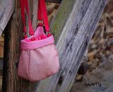 Nähanleitung und Schnittmuster gestaltet als PDF-E-Book von shesmile für eine Handtasche und Umhängetasche Carla in zwei Größen. Carla ist deine Mädchen- und Damenhandtasche mit der geschwungenen Klappe. Carla hat ein großes Hauptfach und unter der K