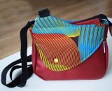 Nähanleitung und Schnittmuster gestaltet als PDF-E-Book von shesmile für eine Handtasche und Umhängetasche Carla in zwei Größen. Carla ist deine Mädchen- und Damenhandtasche mit der geschwungenen Klappe. Carla hat ein großes Hauptfach und unter der K