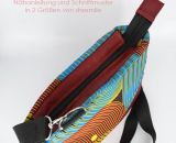 Nähanleitung und Schnittmuster gestaltet als PDF-E-Book von shesmile für eine Handtasche und Umhängetasche Carla in zwei Größen. Carla ist deine Mädchen- und Damenhandtasche mit der geschwungenen Klappe. Carla hat ein großes Hauptfach und unter der K