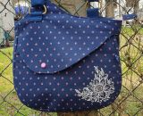 Nähanleitung und Schnittmuster gestaltet als PDF-E-Book von shesmile für eine Handtasche und Umhängetasche Carla in zwei Größen. Carla ist deine Mädchen- und Damenhandtasche mit der geschwungenen Klappe. Carla hat ein großes Hauptfach und unter der K
