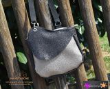 Nähanleitung und Schnittmuster gestaltet als PDF-E-Book von shesmile für eine Handtasche und Umhängetasche Carla in zwei Größen. Carla ist deine Mädchen- und Damenhandtasche mit der geschwungenen Klappe. Carla hat ein großes Hauptfach und unter der K