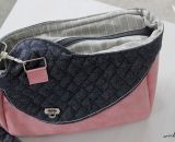 Nähanleitung und Schnittmuster gestaltet als PDF-E-Book von shesmile für eine Handtasche und Umhängetasche Carla in zwei Größen. Carla ist deine Mädchen- und Damenhandtasche mit der geschwungenen Klappe. Carla hat ein großes Hauptfach und unter der K