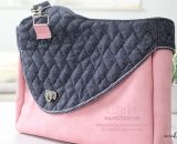 Nähanleitung und Schnittmuster gestaltet als PDF-E-Book von shesmile für eine Handtasche und Umhängetasche Carla in zwei Größen. Carla ist deine Mädchen- und Damenhandtasche mit der geschwungenen Klappe. Carla hat ein großes Hauptfach und unter der K