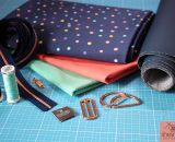 Nähanleitung und Schnittmuster gestaltet als PDF-E-Book von shesmile für eine Handtasche bzw. Umhängetasche Carla in zwei Größen. Carla ist deine Mädchen- und Damenhandtasche mit der geschwungenen Klappe. Carla hat ein großes Hauptfach und unter der 