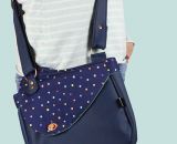 Nähanleitung und Schnittmuster gestaltet als PDF-E-Book von shesmile für eine Handtasche bzw. Umhängetasche Carla in zwei Größen. Carla ist deine Mädchen- und Damenhandtasche mit der geschwungenen Klappe. Carla hat ein großes Hauptfach und unter der 