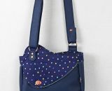 Nähanleitung und Schnittmuster gestaltet als PDF-E-Book von shesmile für eine Handtasche bzw. Umhängetasche Carla in zwei Größen. Carla ist deine Mädchen- und Damenhandtasche mit der geschwungenen Klappe. Carla hat ein großes Hauptfach und unter der 