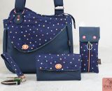 Nähanleitung und Schnittmuster gestaltet als PDF-E-Book von shesmile für eine Handtasche bzw. Umhängetasche Carla in zwei Größen. Carla ist deine Mädchen- und Damenhandtasche mit der geschwungenen Klappe. Carla hat ein großes Hauptfach und unter der 