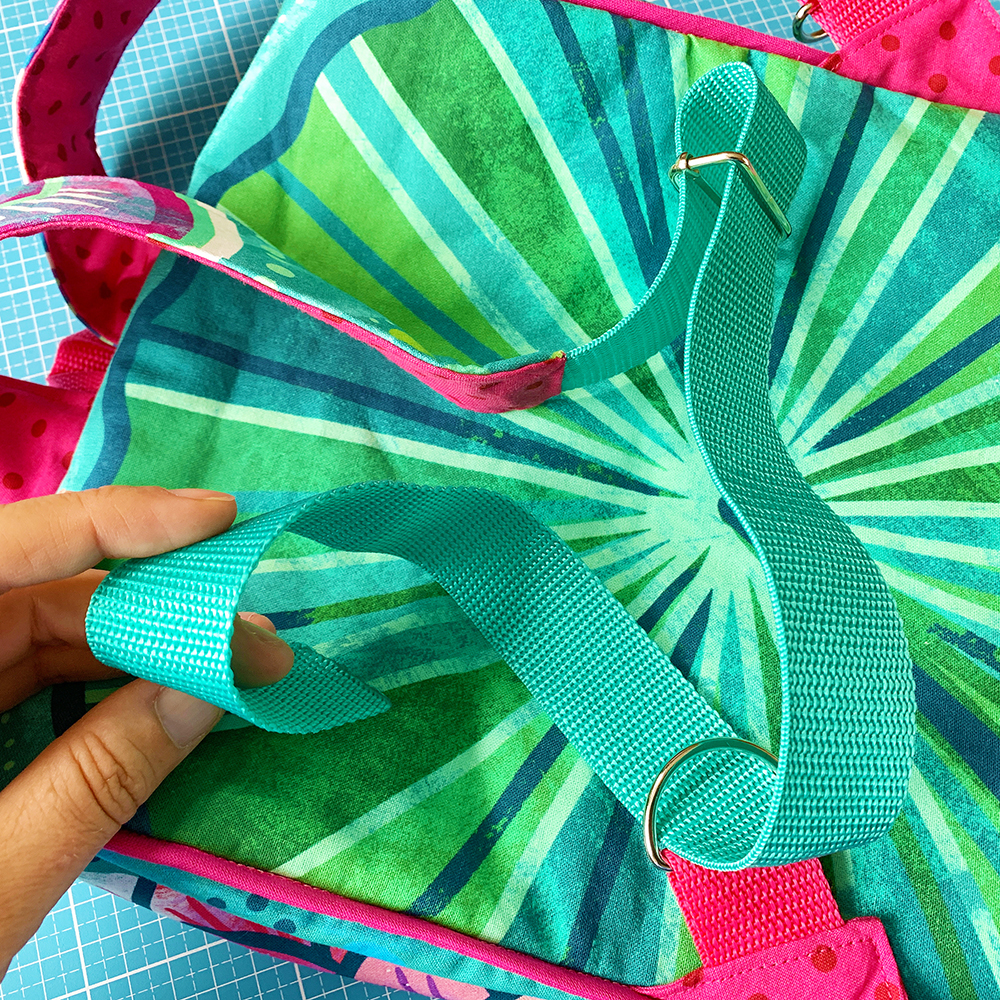 Nähanleitung und Schnittmuster in 3 Größen gestaltet als PDF-E-Book von shesmile DIY für die Tasche KlappAuf. Als Rucksack genäht aus dem Seerosenstoff von Bine Brändle. Die perfekte Kulturtasche, Picknick-Tasche oder Wickeltasche mit praktischer Klappe zum Öffnen nach oben.