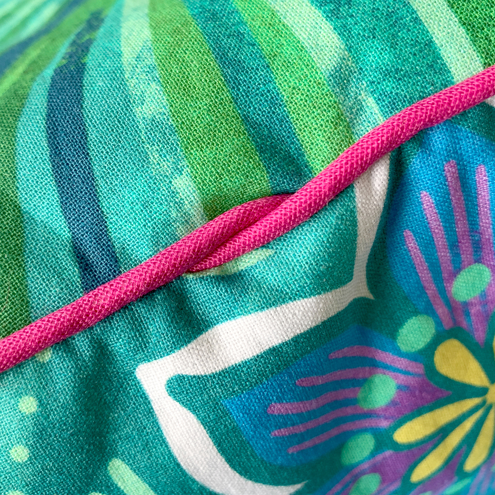 Nähanleitung und Schnittmuster in 3 Größen gestaltet als PDF-E-Book von shesmile DIY für die Tasche KlappAuf. Als Rucksack genäht aus dem Seerosenstoff von Bine Brändle. Die perfekte Kulturtasche, Picknick-Tasche oder Wickeltasche mit praktischer Klappe zum Öffnen nach oben.