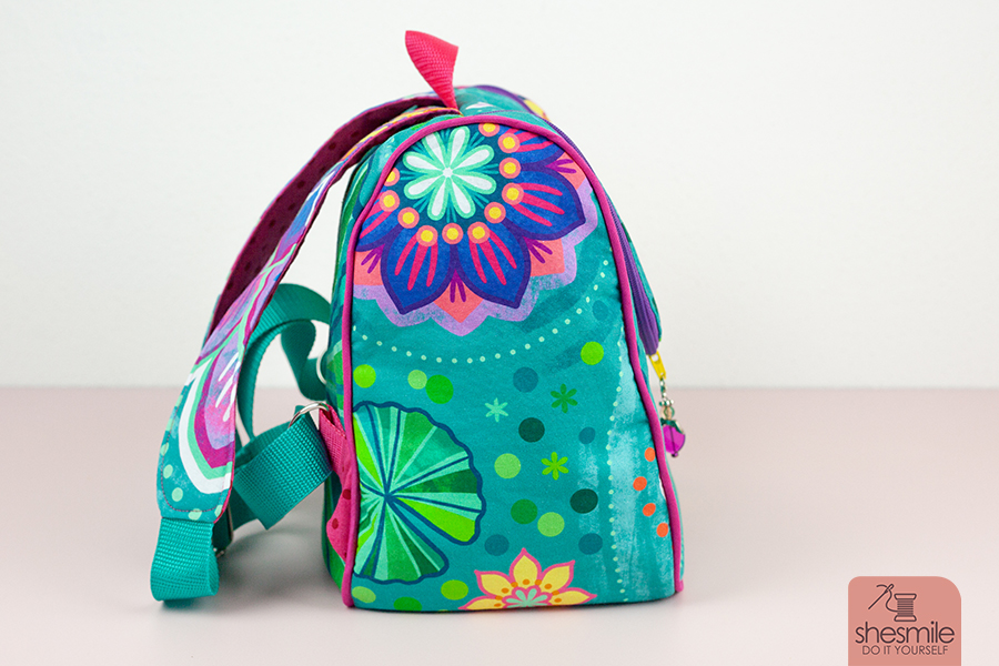 Nähanleitung und Schnittmuster in 3 Größen gestaltet als PDF-E-Book von shesmile DIY für die Tasche KlappAuf. Als Rucksack genäht aus dem Seerosenstoff von Bine Brändle. Die perfekte Kulturtasche, Picknick-Tasche oder Wickeltasche mit praktischer Klappe zum Öffnen nach oben.