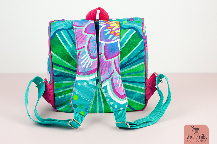 Nähanleitung und Schnittmuster in 3 Größen gestaltet als PDF-E-Book von shesmile DIY für die Tasche KlappAuf. Als Rucksack genäht aus dem Seerosenstoff von Bine Brändle. Die perfekte Kulturtasche, Picknick-Tasche oder Wickeltasche mit praktischer Klappe zum Öffnen nach oben.