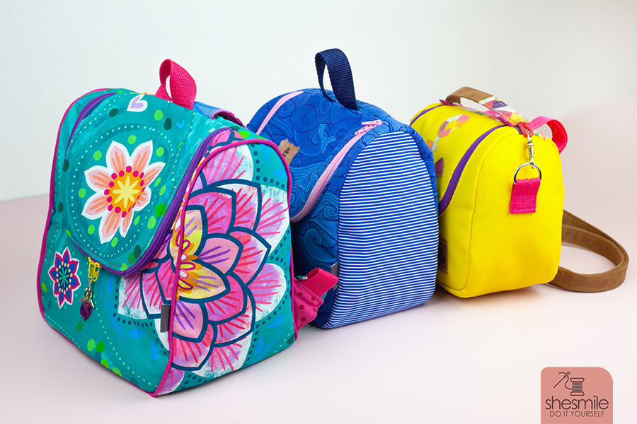 Nähanleitung und Schnittmuster in 3 Größen gestaltet als PDF-E-Book von shesmile DIY für die Tasche KlappAuf. Als Rucksack genäht aus dem Seerosenstoff von Bine Brändle. Die perfekte Kulturtasche, Picknick-Tasche oder Wickeltasche mit praktischer Klappe zum Öffnen nach oben.