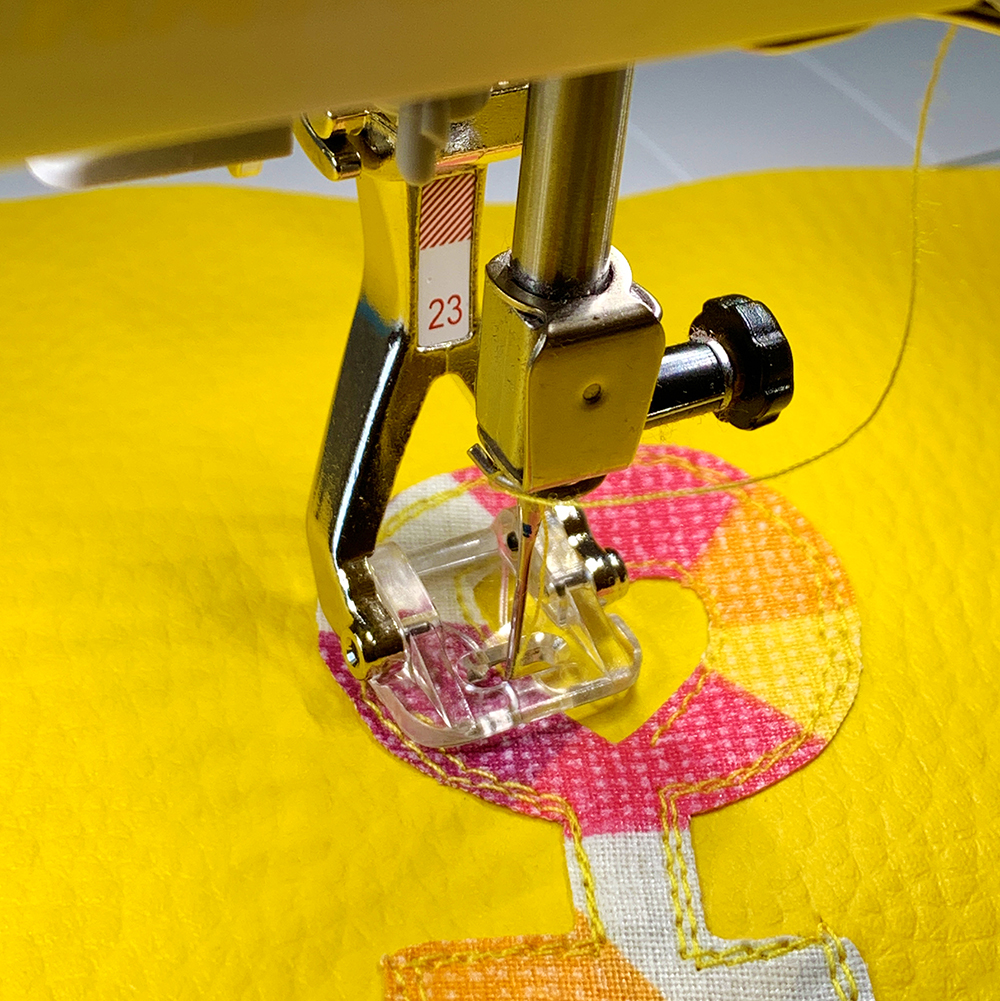 Nähanleitung und Schnittmuster in 3 Größen gestaltet als PDF-E-Book von shesmile DIY für die Tasche KlappAuf. Als Lenkertasche genäht aus Leder und beschichteter Webware. So wird die Lenkertasche einfach und schnell zur Umhängetasche.