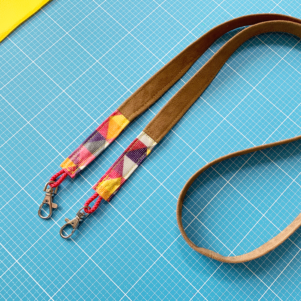 Nähanleitung und Schnittmuster in 3 Größen gestaltet als PDF-E-Book von shesmile DIY für die Tasche KlappAuf. Als Lenkertasche genäht aus Leder und beschichteter Webware. So wird die Lenkertasche einfach und schnell zur Umhängetasche.