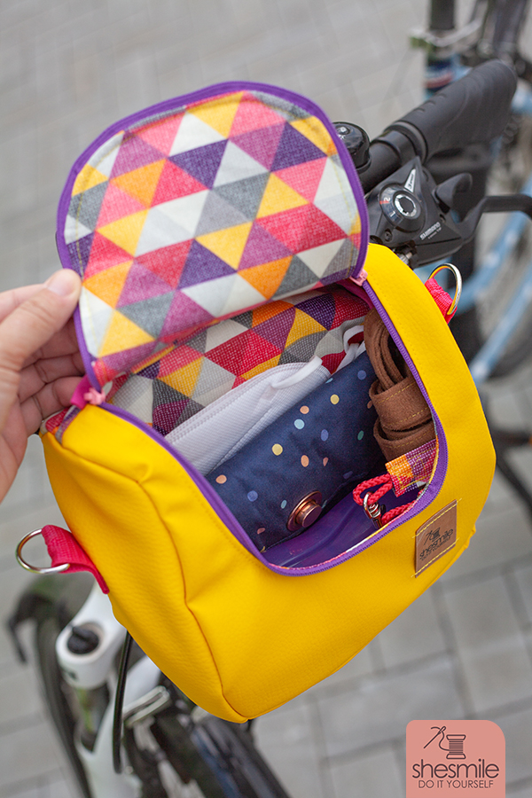 Nähanleitung und Schnittmuster in 3 Größen gestaltet als PDF-E-Book von shesmile DIY für die Tasche KlappAuf. Als Lenkertasche genäht aus Leder und beschichteter Webware. So wird die Lenkertasche einfach und schnell zur Umhängetasche.