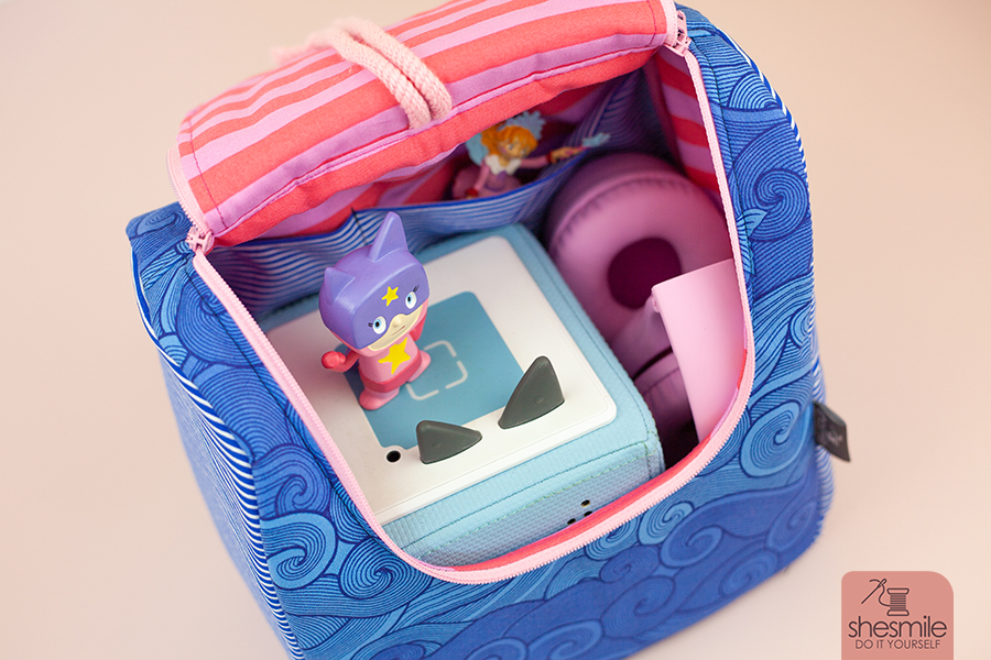 Wie schon in meinem letzten Blogbeitrag "Tasche KlappAuf, was lange währt geht endlich online!" beschrieben, hab ich auch bei der Größe S darauf geachtet, dass die Toniebox samt Kopfhörer und Figuren ihren Platz findet.