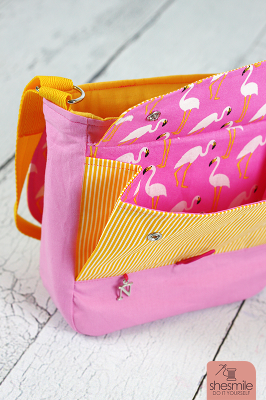 Eine Handtasche Ulla als Kindergartentasche für meine Tochter. Diesmal pinke Flamingos von Tedox mit gelb-weiss-gestreifter und pinker Baumwolle. Gummikordel- und Knopfverschluss. Ohne Reißverschluss. Eine Nähanleitung mit Schnittmuster von shesmile. Einfach. Kreativ. Nähen & Basteln.