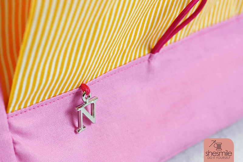 Eine Handtasche Ulla als Kindergartentasche für meine Tochter. Diesmal pinke Flamingos von Tedox mit gelb-weiss-gestreifter und pinker Baumwolle. Gummikordel- und Knopfverschluss. Ohne Reißverschluss. Eine Nähanleitung mit Schnittmuster von shesmile. Einfach. Kreativ. Nähen & Basteln.