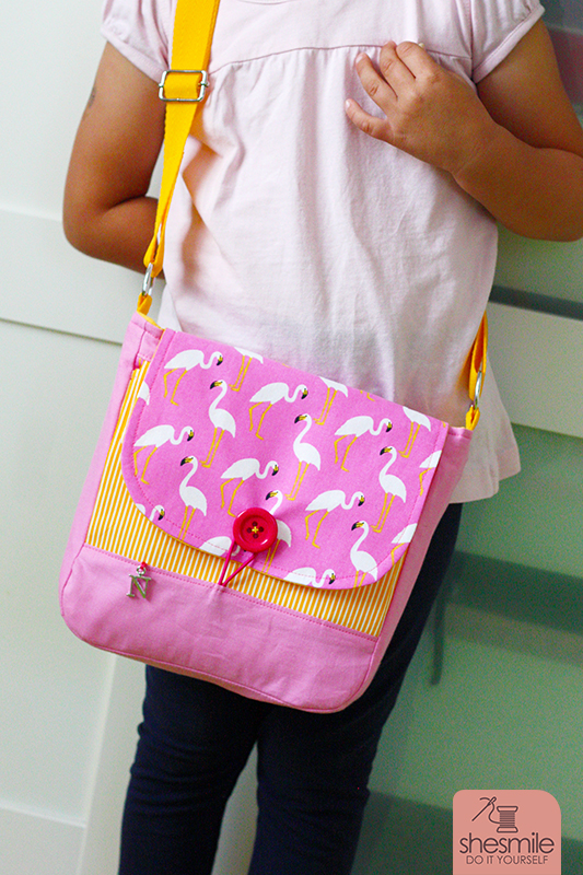 Eine Handtasche Ulla als Kindergartentasche für meine Tochter. Diesmal pinke Flamingos von Tedox mit gelb-weiss-gestreifter und pinker Baumwolle. Gummikordel- und Knopfverschluss. Ohne Reißverschluss. Eine Nähanleitung mit Schnittmuster von shesmile. Einfach. Kreativ. Nähen & Basteln.