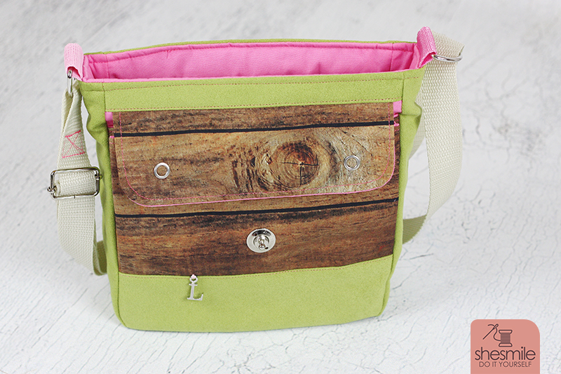 Eine Handtasche Ulla aus Pferdestoff für meine Tochter. Diesmal Reiterhof Stoff in grün von Tedox mit Baumwolle in Holzoptik. LOX-Verschluss und Buchstabenanhänger. Ohne Reißverschluss. Eine Nähanleitung mit Schnittmuster von shesmile. Einfach. Kreativ. Nähen & Basteln.
