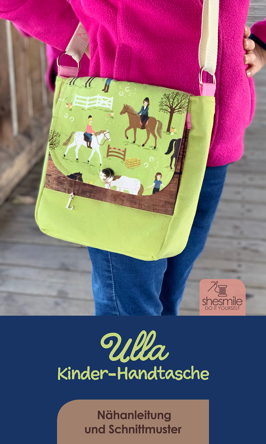 Eine Handtasche Ulla aus Pferdestoff für meine Tochter. Diesmal Reiterhof Stoff in grün von Tedox mit Baumwolle in Holzoptik. LOX-Verschluss und Buchstabenanhänger. Ohne Reißverschluss. Eine Nähanleitung mit Schnittmuster von shesmile. Einfach. Kreativ. Nähen & Basteln.