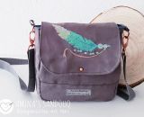 Nähanleitung und Schnittmuster gestaltet als PDF-E-Book für eine Handtasche bzw. Umhängetasche Ulla mit gefächertem Seitenfach. Perfekt als Umhängetasche für dein nächstes Konzert, Festival oder Party-Abend. Aber auch als Kindergarten-Tasche macht si